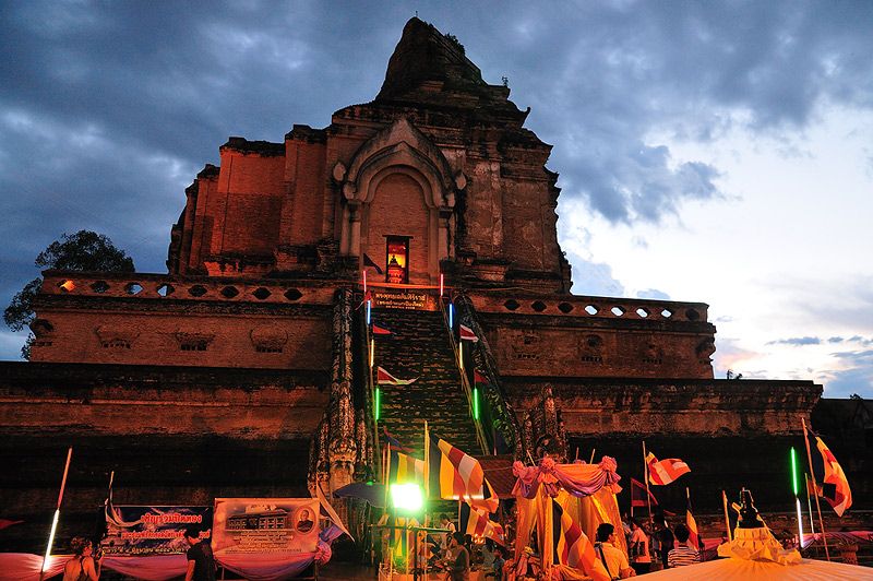 The pillar was laid at Wat Sadeu Muang (Temple of the Navel of the City), near the Three Kings Monument